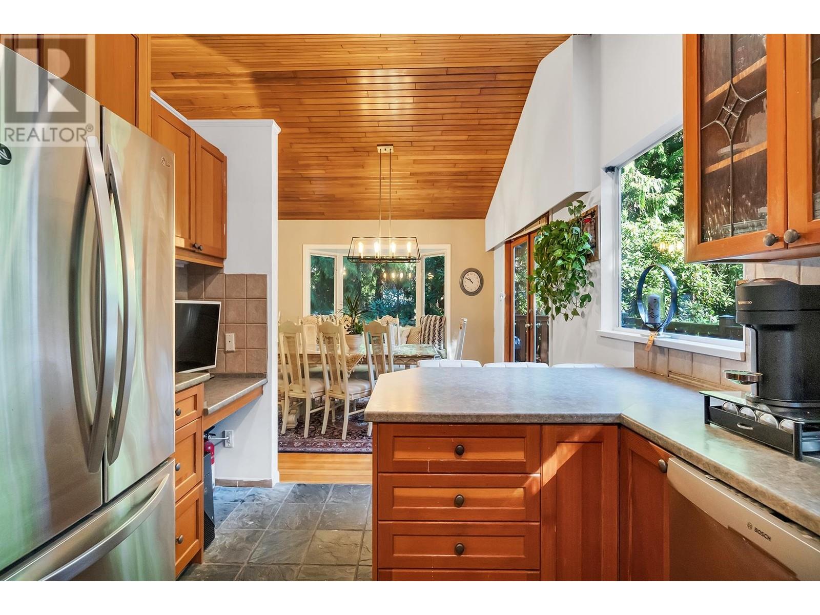 5325 Marine Drive, West Vancouver, British Columbia  V7W 2P5 - Photo 14 - R2978568