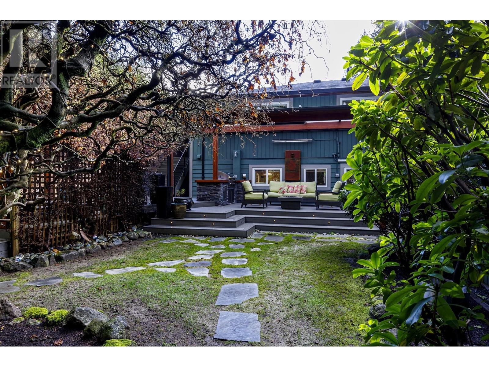 941 Tollcross Road, North Vancouver, British Columbia  V7H 2G3 - Photo 2 - R2978337