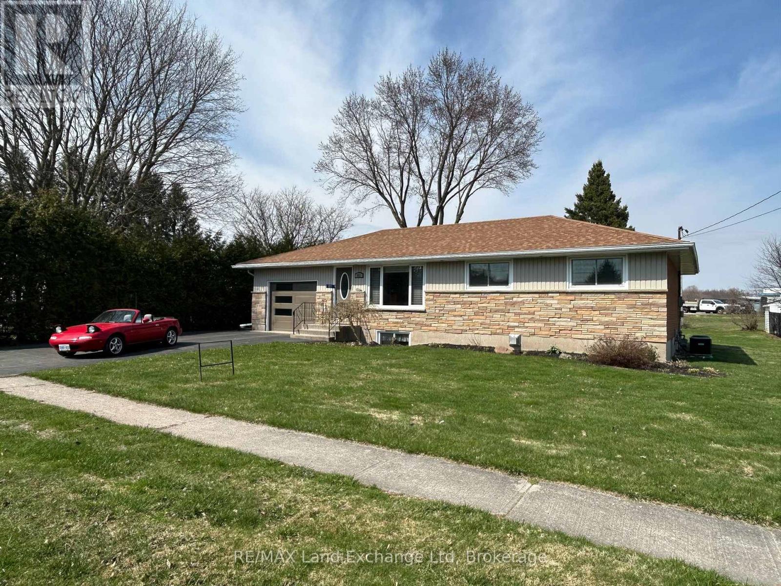 81 Queen Street, Morris Turnberry, Ontario  N0G 1G0 - Photo 2 - X12024296
