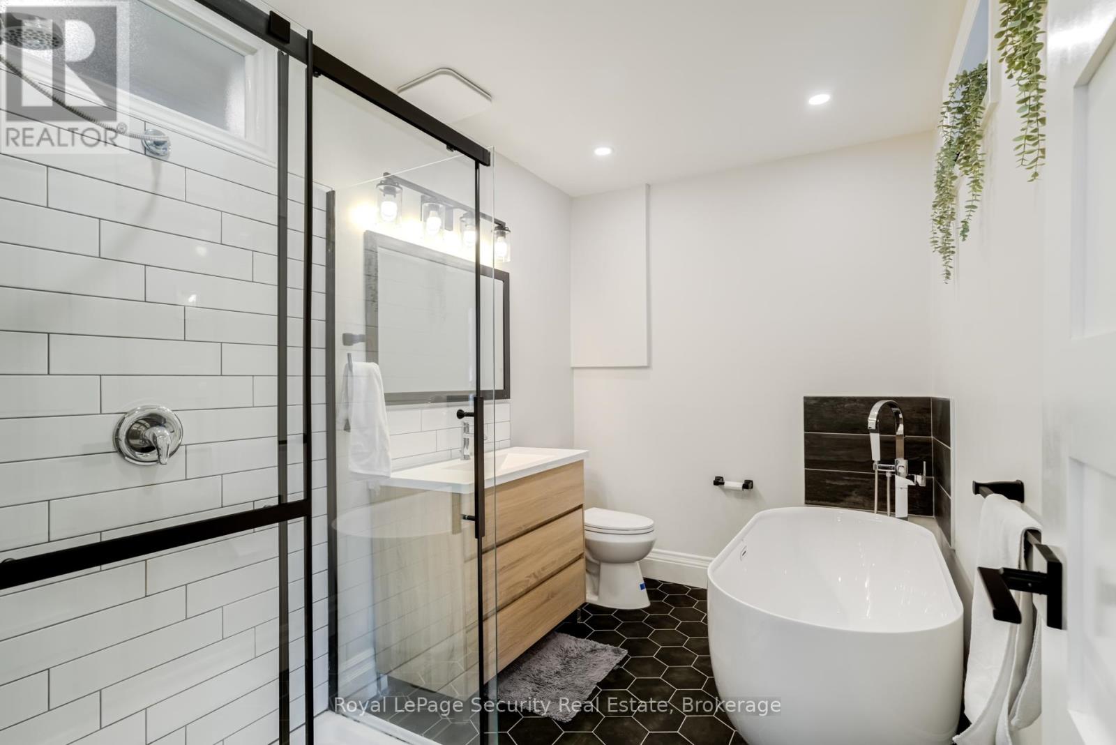 204 Montrose Avenue W, Toronto, Ontario  M6G 3G7 - Photo 19 - C12024231