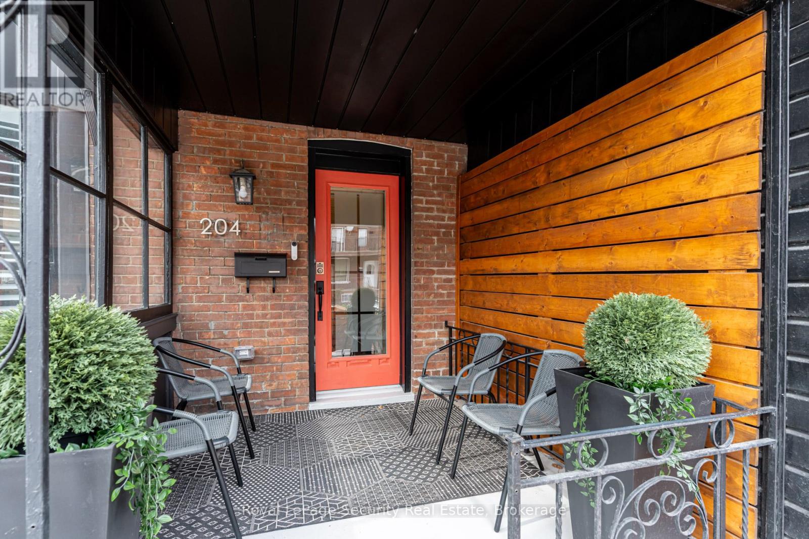 Property at 204 MONTROSE AVENUE W image 3