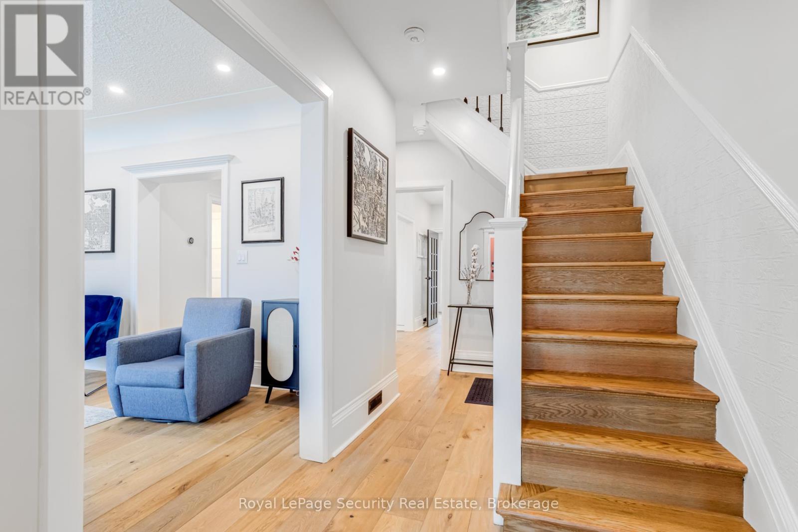 Property at 204 MONTROSE AVENUE W image 4