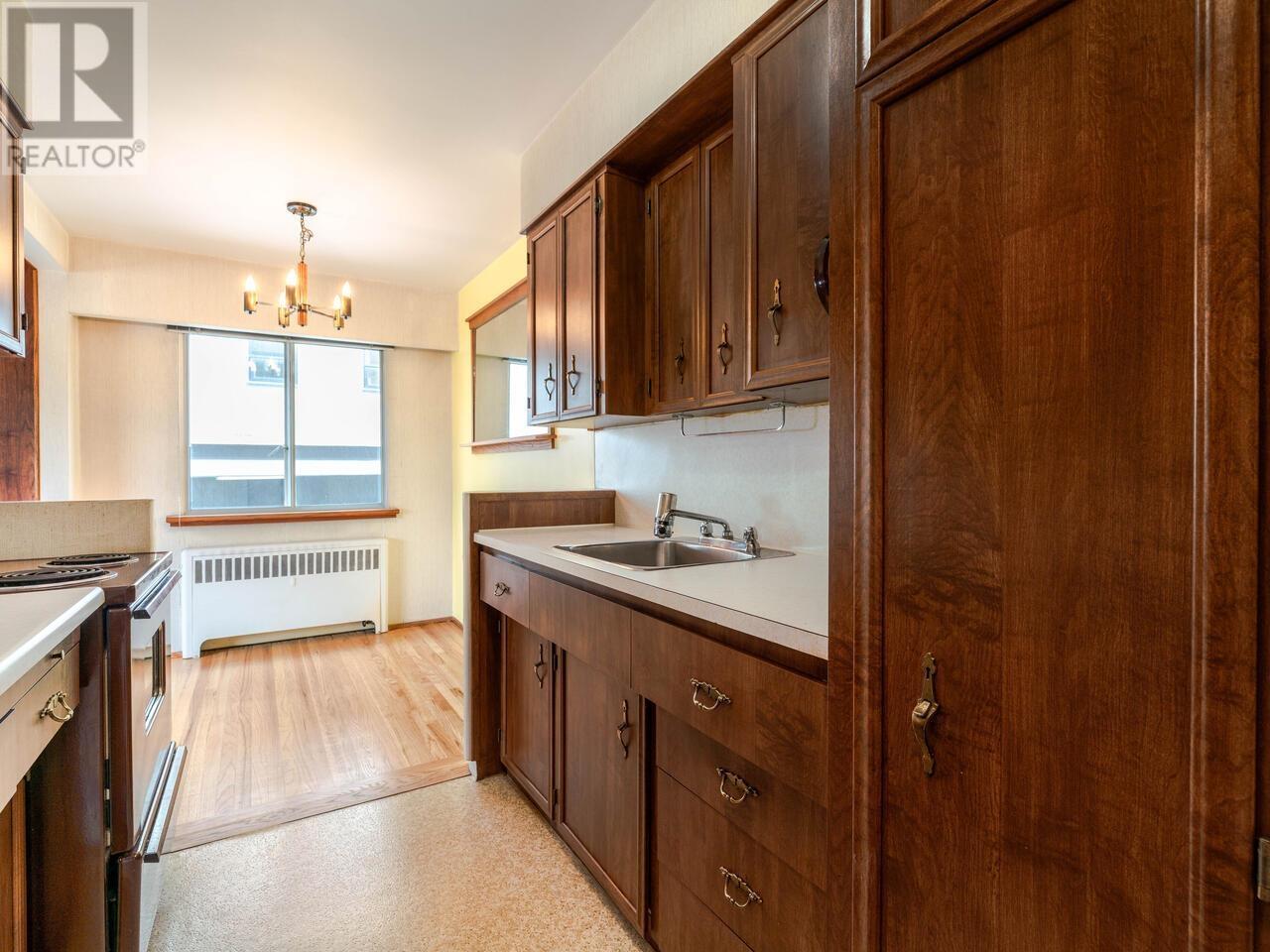 Listing Picture 13 of 21 : 101 1590 W 10TH AVENUE, Vancouver / 溫哥華 - 魯藝地產 Yvonne Lu Group - MLS Medallion Club Member