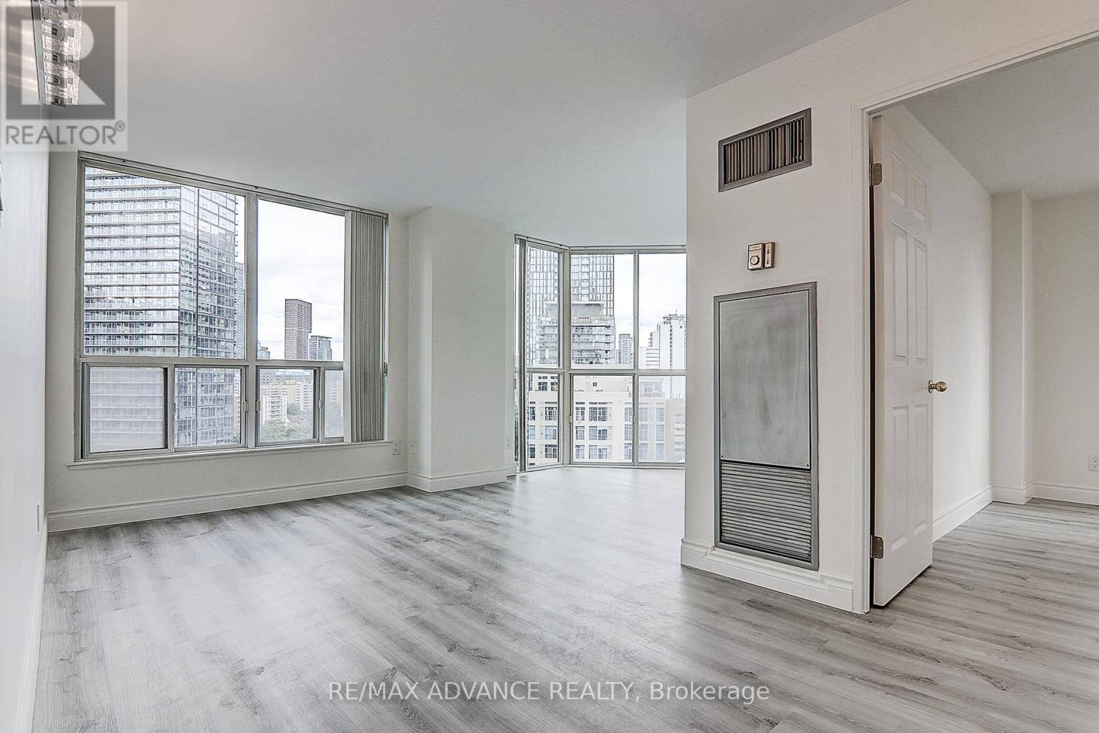 1611 - 24 Wellesley Street W, Toronto, Ontario  M4Y 2X6 - Photo 3 - C12024521