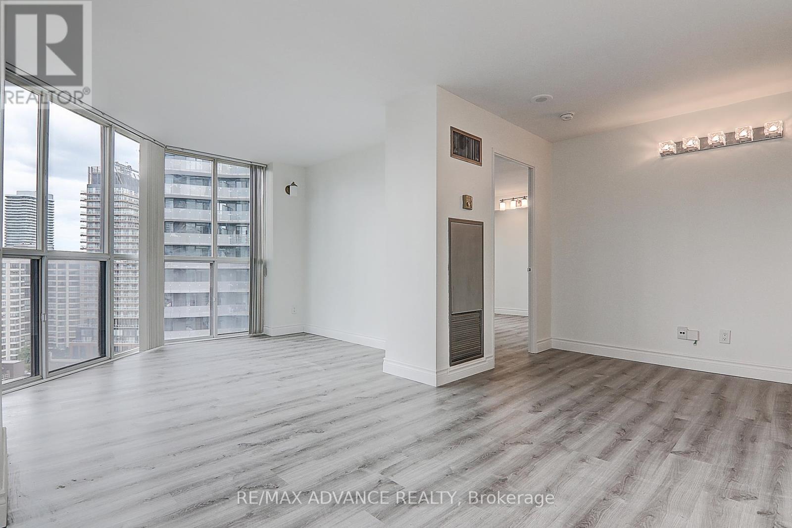 1611 - 24 Wellesley Street W, Toronto, Ontario  M4Y 2X6 - Photo 4 - C12024521
