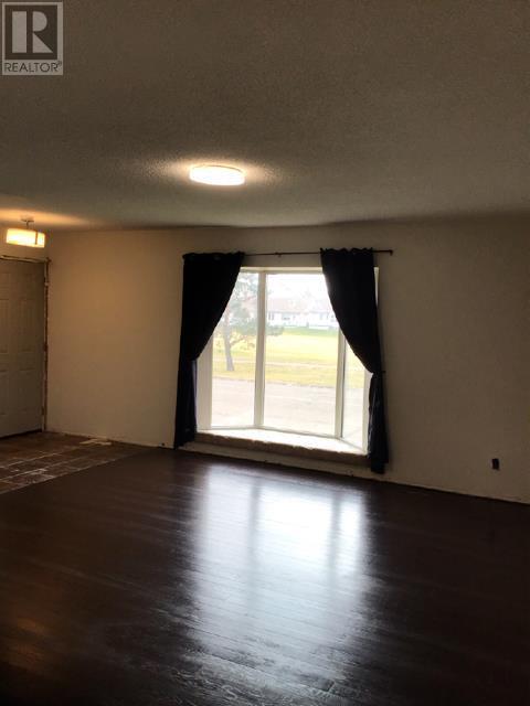 Property at 24 9 Avenue W image 3