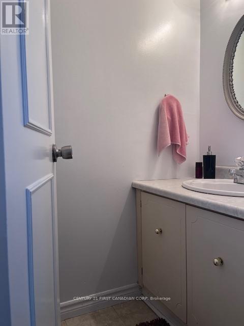 Property at 646 WONDERLAND ROAD image 3