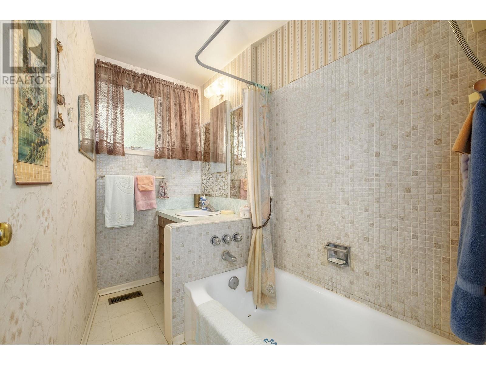 1950 Alderlynn Drive, North Vancouver, British Columbia  V7J 2S9 - Photo 18 - R2978435