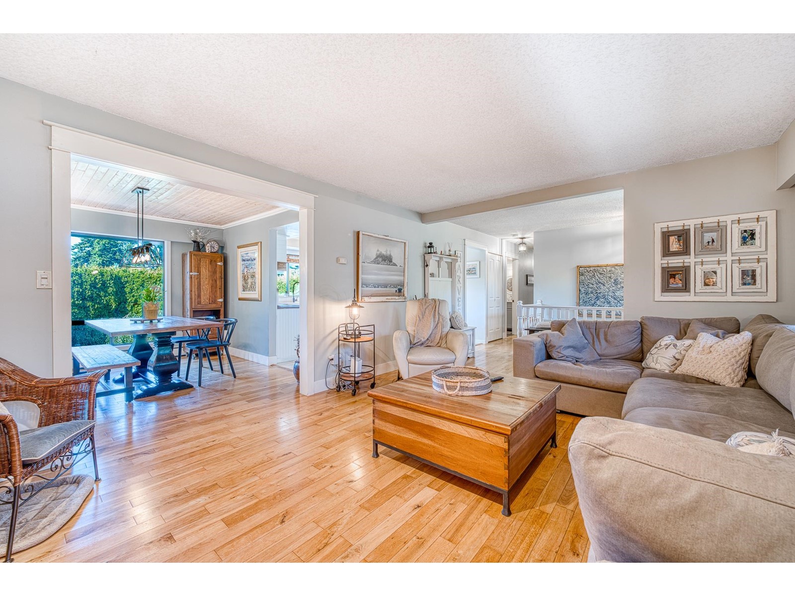 15461 Roper Avenue, White Rock, British Columbia  V4B 2G4 - Photo 2 - R2978789