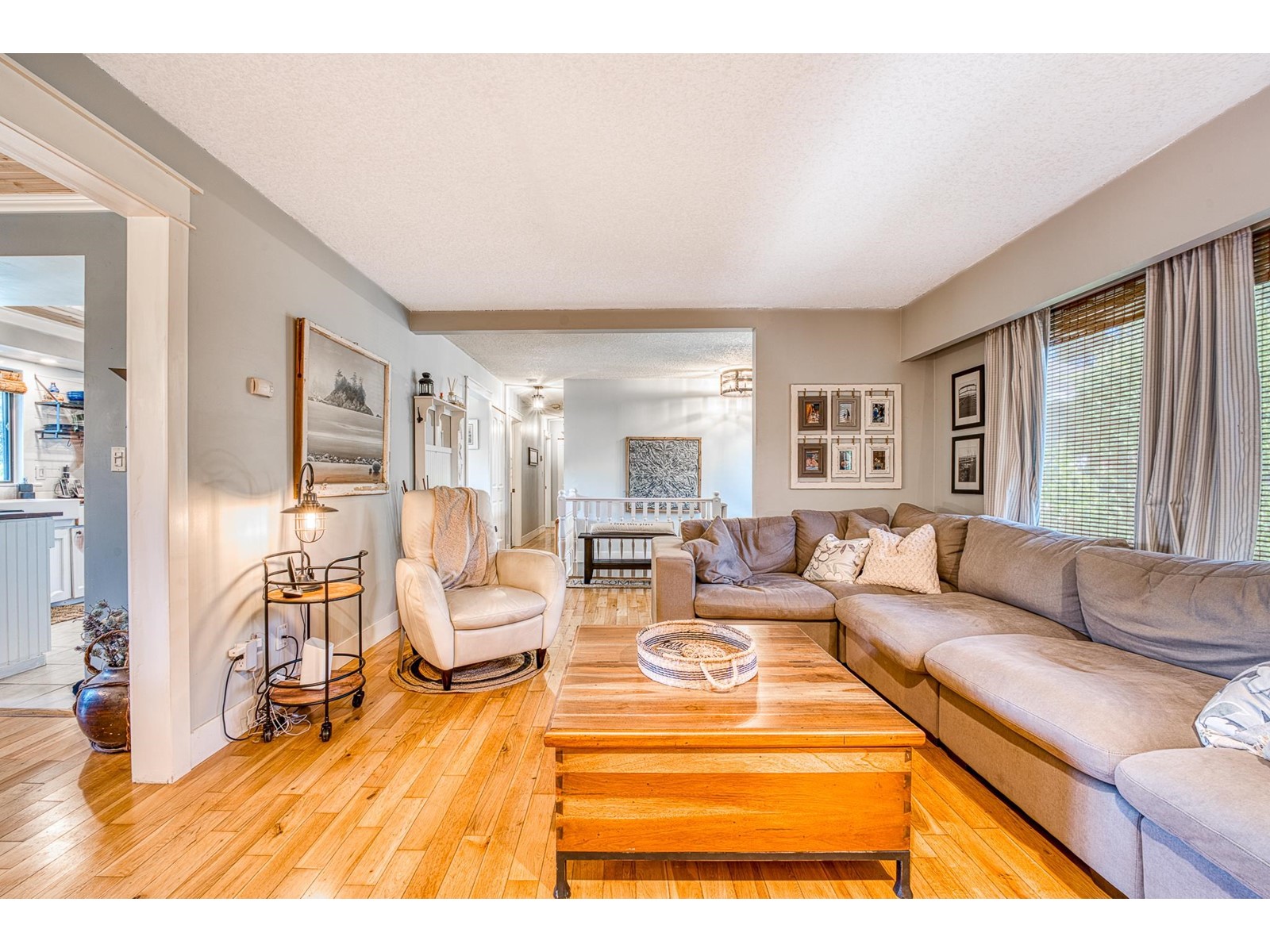 15461 Roper Avenue, White Rock, British Columbia  V4B 2G4 - Photo 3 - R2978789
