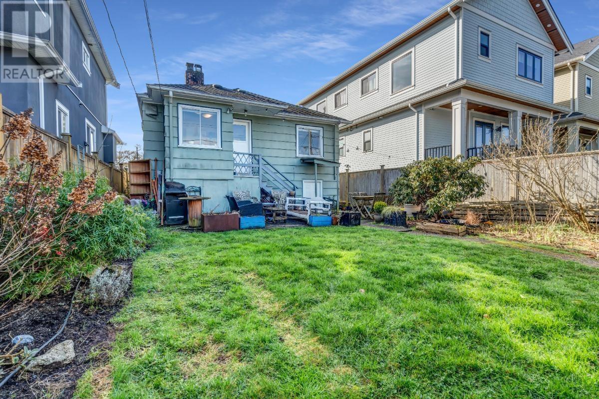 Listing Picture 2 of 34 : 2767 CHARLES STREET, Vancouver / 溫哥華 - 魯藝地產 Yvonne Lu Group - MLS Medallion Club Member