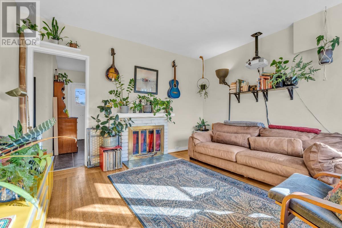Listing Picture 3 of 34 : 2767 CHARLES STREET, Vancouver / 溫哥華 - 魯藝地產 Yvonne Lu Group - MLS Medallion Club Member