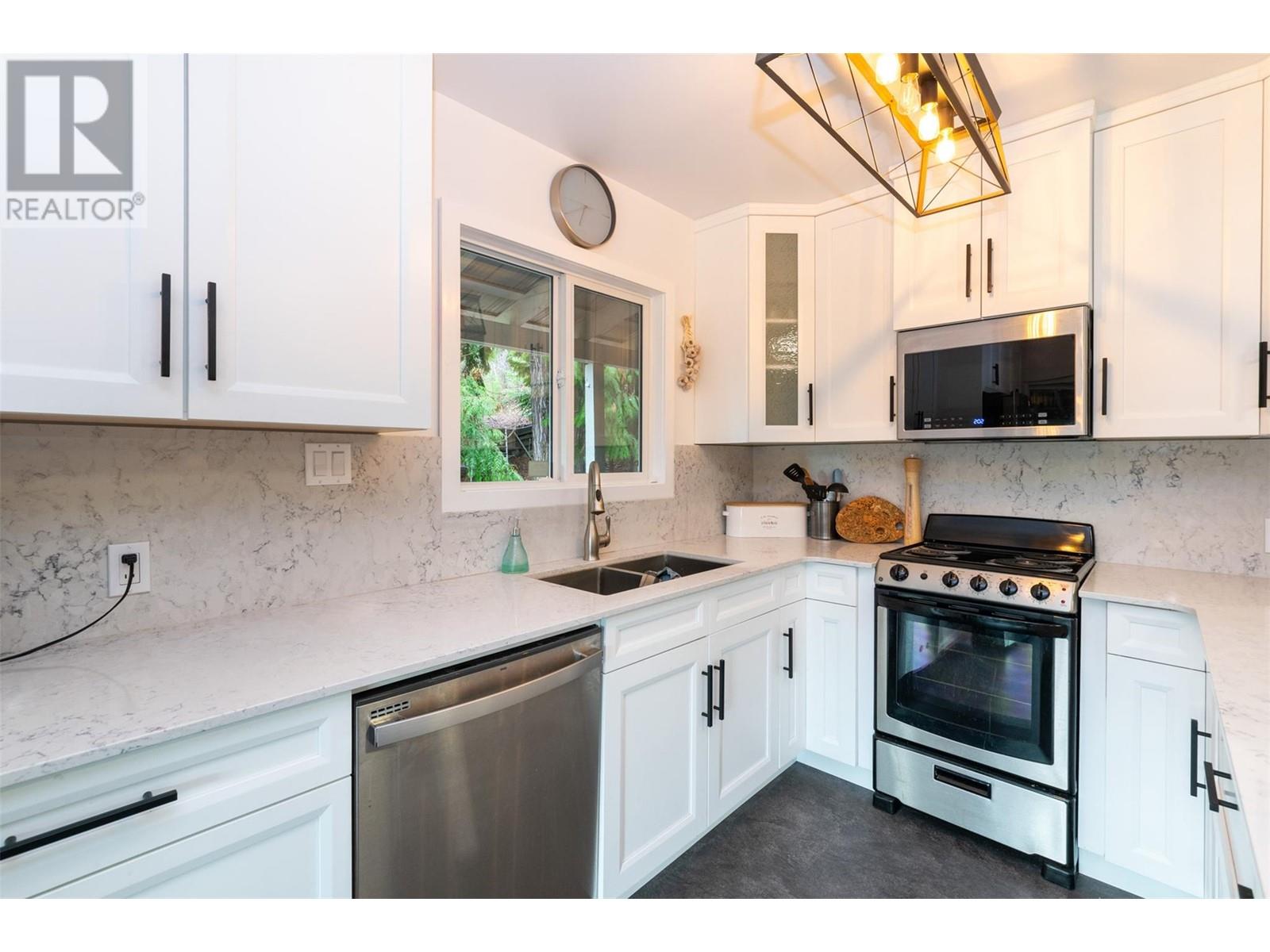 7796 Columbia Drive, Anglemont, British Columbia  V0E 1M8 - Photo 17 - 10339440
