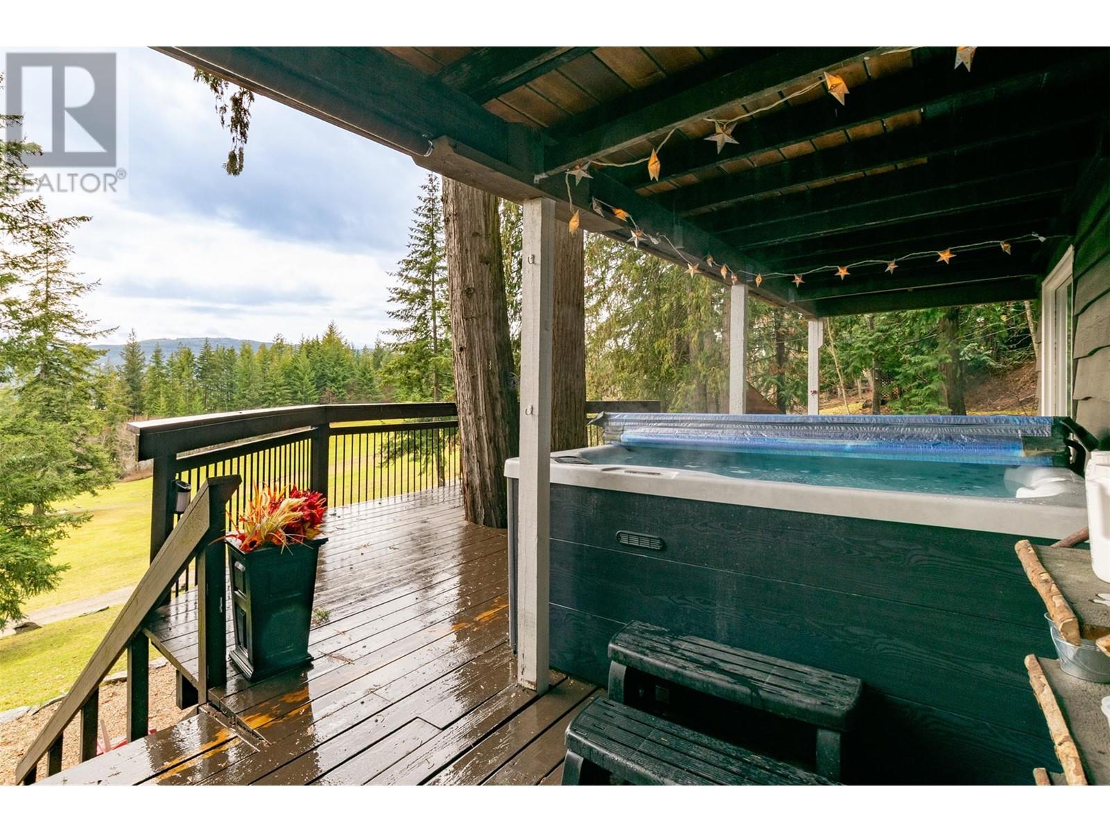 7796 Columbia Drive, Anglemont, British Columbia  V0E 1M8 - Photo 5 - 10339440