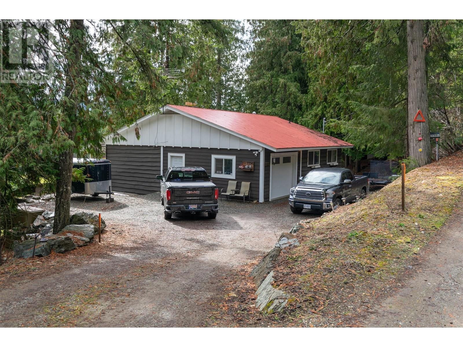 7796 Columbia Drive, Anglemont, British Columbia  V0E 1M8 - Photo 4 - 10339440