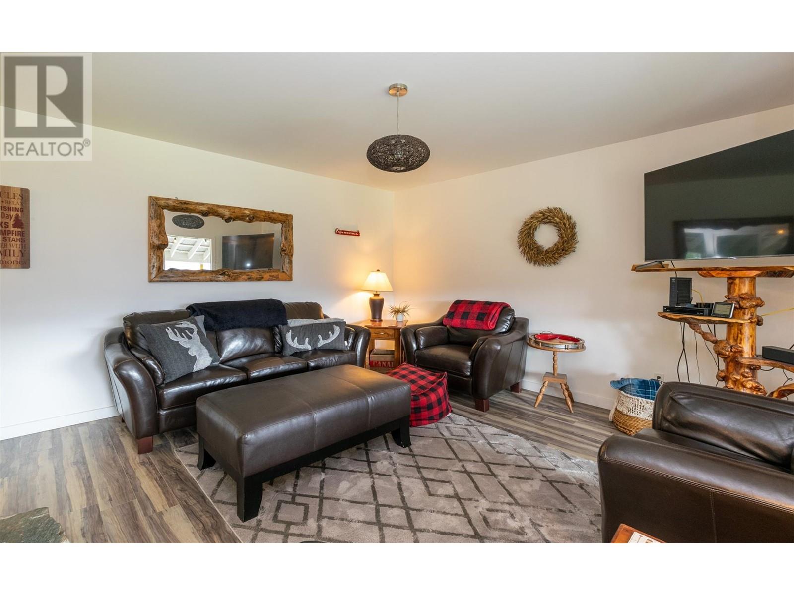 7796 Columbia Drive, Anglemont, British Columbia  V0E 1M8 - Photo 8 - 10339440