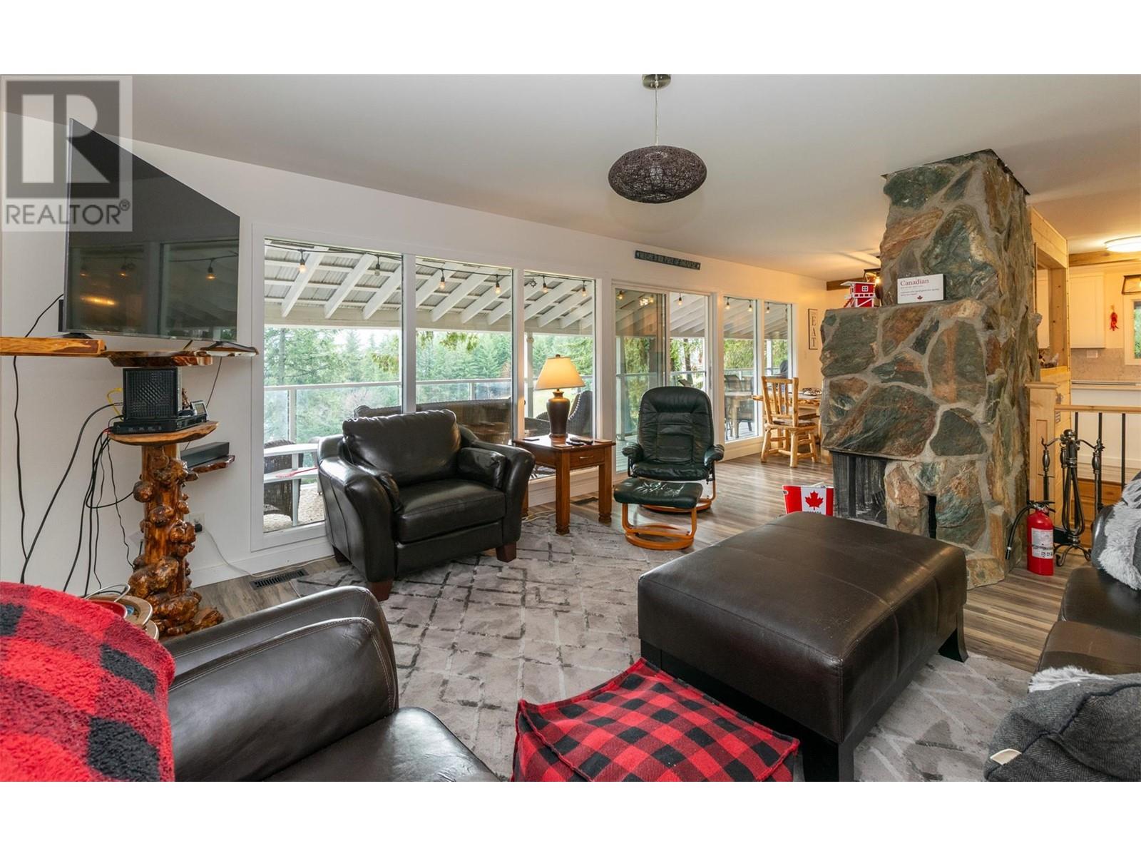 7796 Columbia Drive, Anglemont, British Columbia  V0E 1M8 - Photo 10 - 10339440