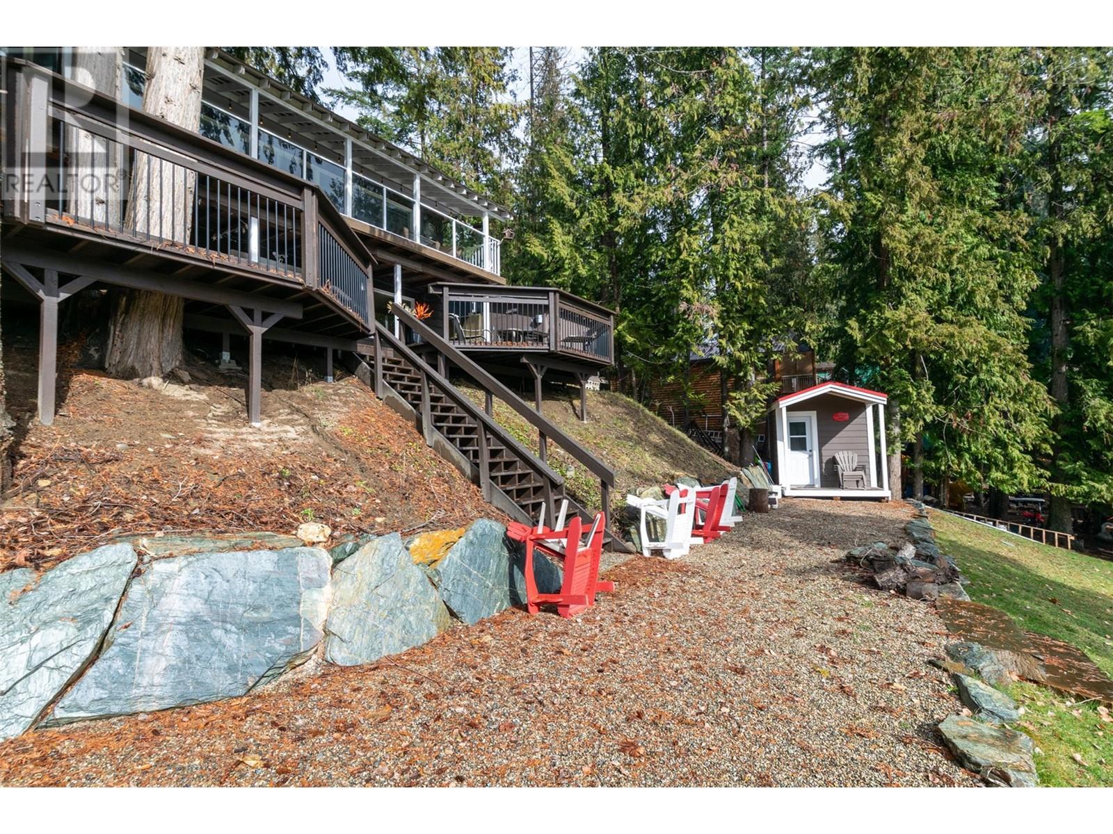 7796 Columbia Drive, Anglemont, British Columbia  V0E 1M8 - Photo 63 - 10339440
