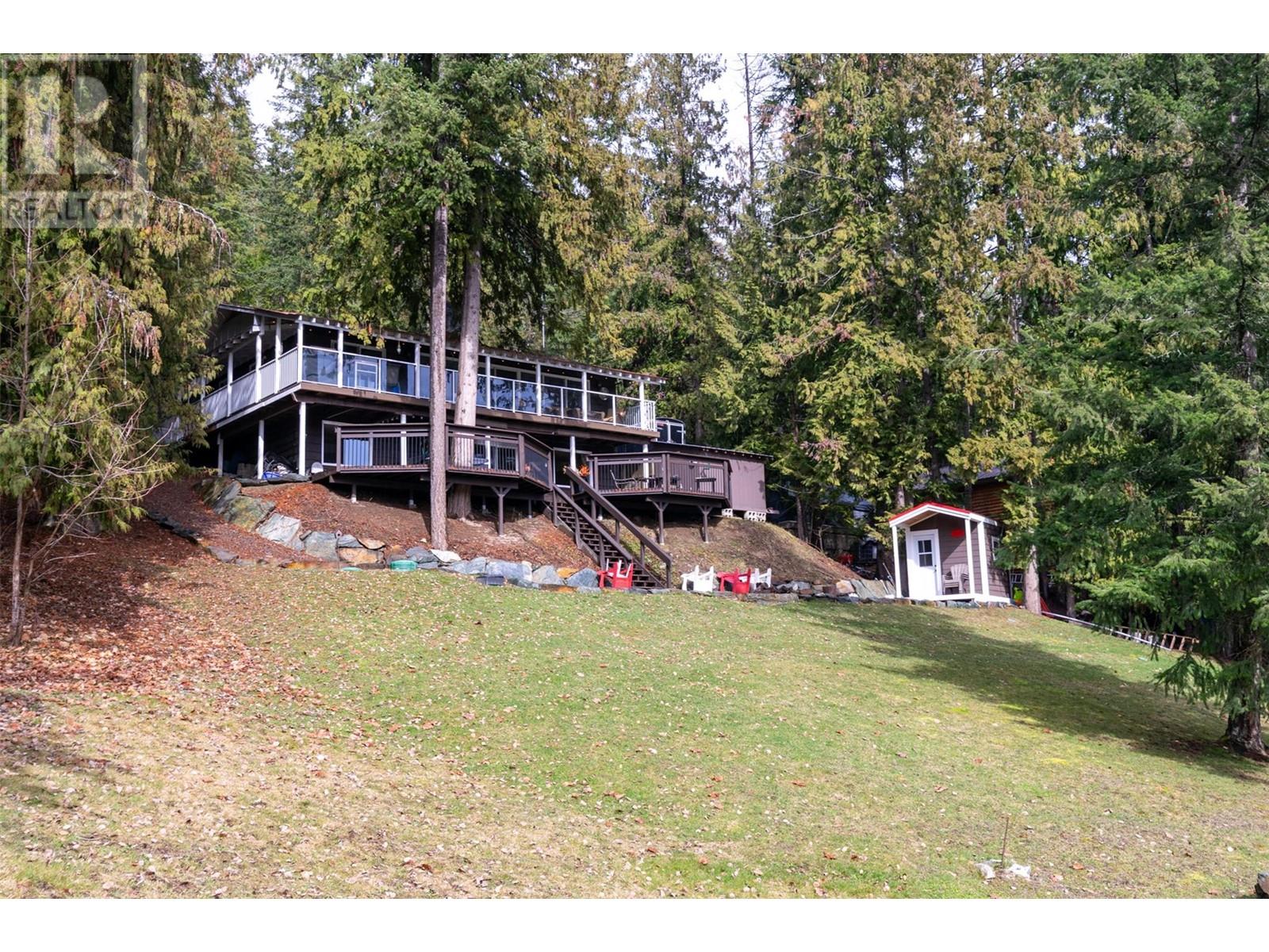 7796 Columbia Drive, Anglemont, British Columbia  V0E 1M8 - Photo 59 - 10339440