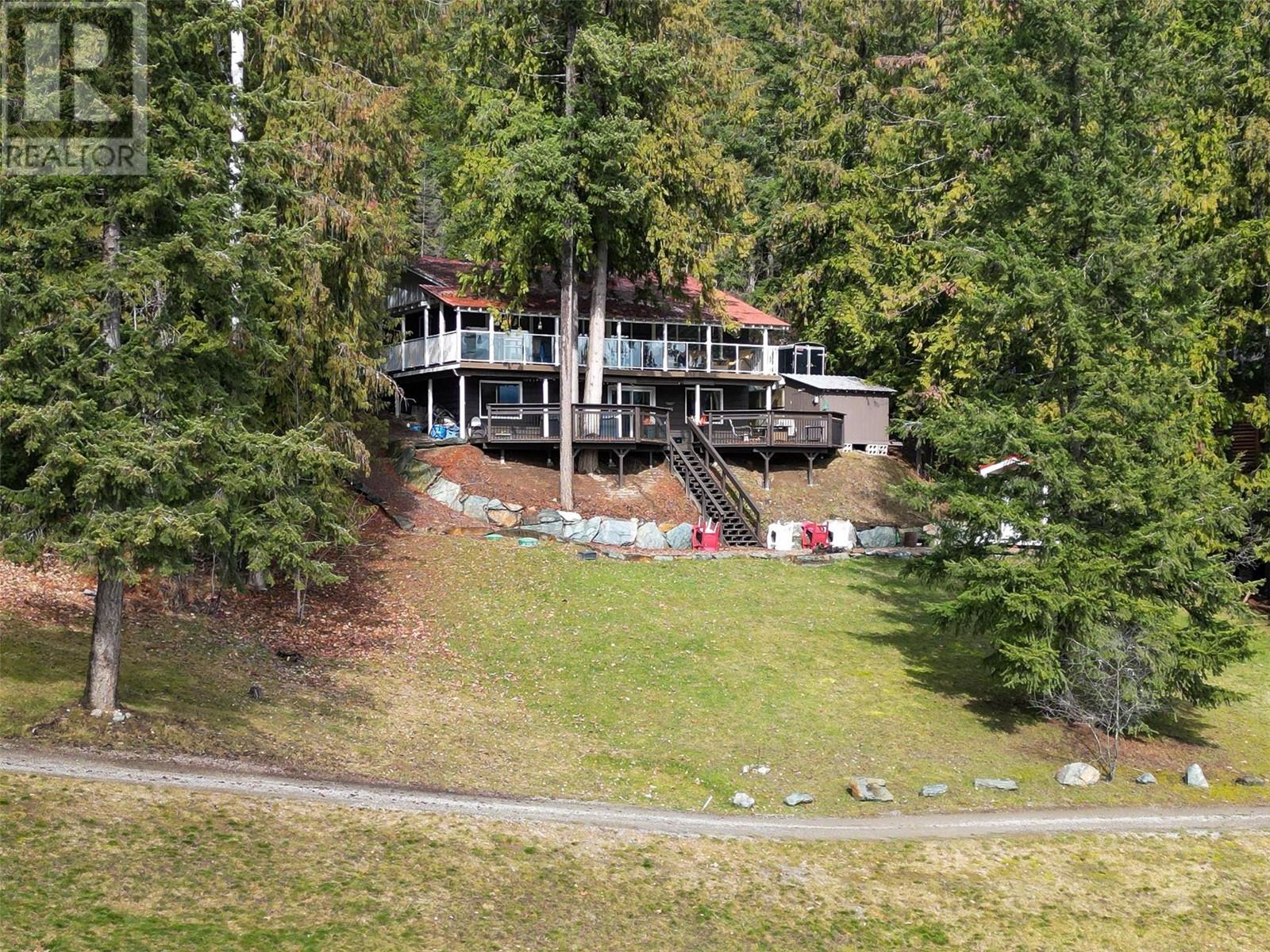 7796 Columbia Drive, Anglemont, British Columbia  V0E 1M8 - Photo 67 - 10339440