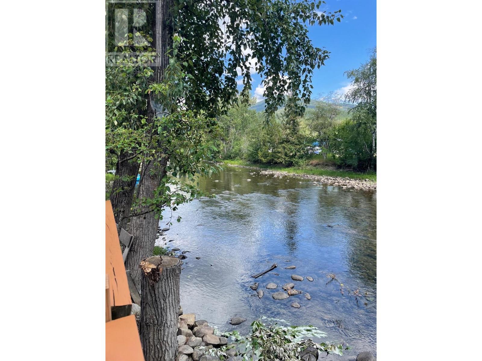 8821 3/95 Highway, Yahk, British Columbia  V0B 2P0 - Photo 2 - 10339133