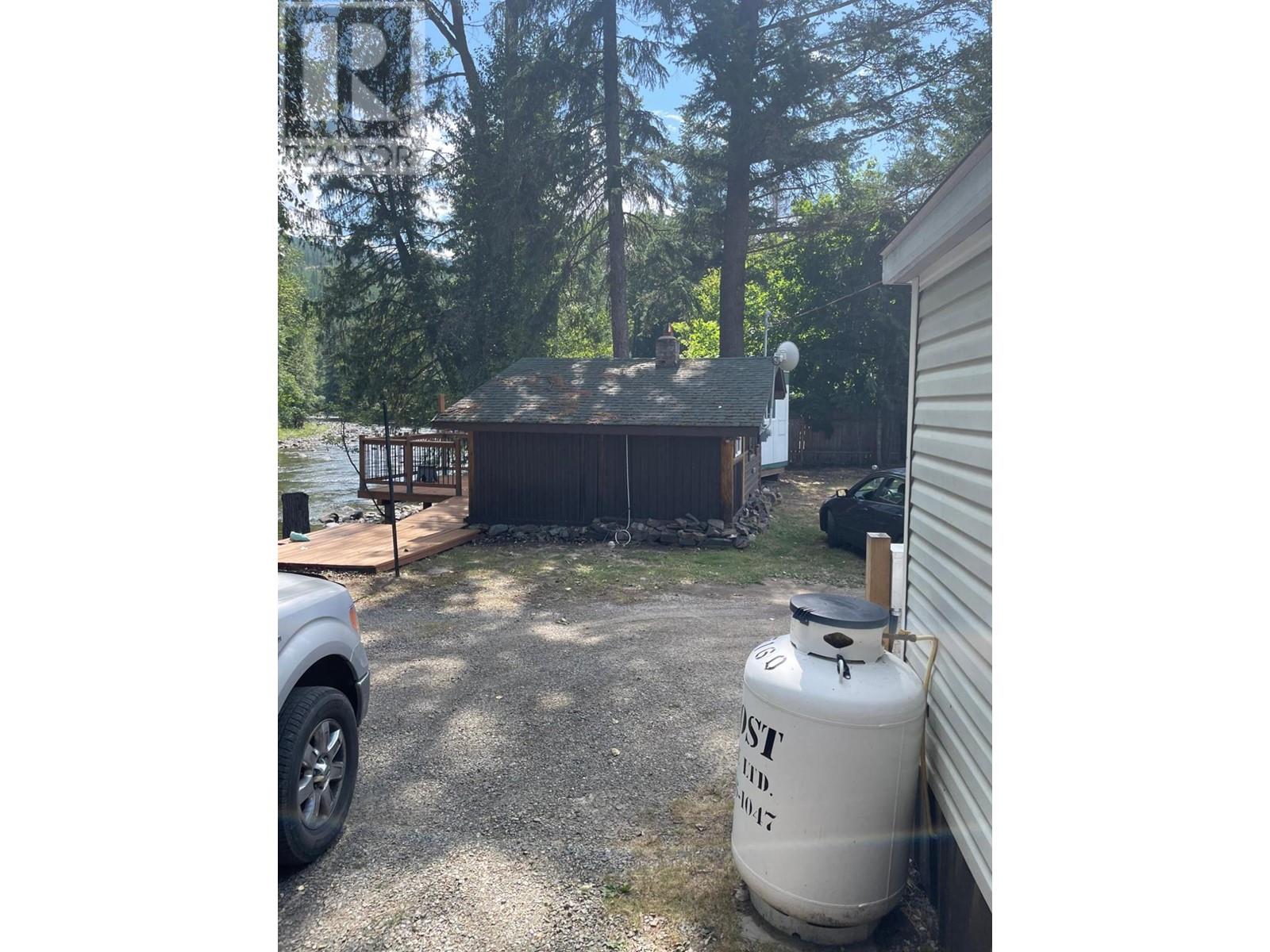 8821 3/95 Highway, Yahk, British Columbia  V0B 2P0 - Photo 20 - 10339133
