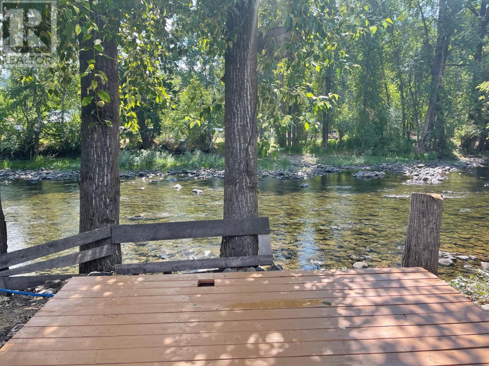 8821 3/95 Highway, Yahk, British Columbia  V0B 2P0 - Photo 3 - 10339133