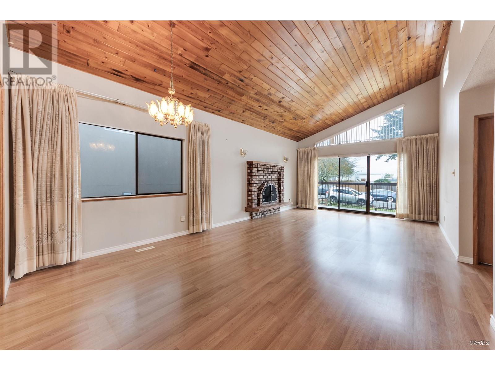 4688 MANOR STREET, vancouver, British Columbia