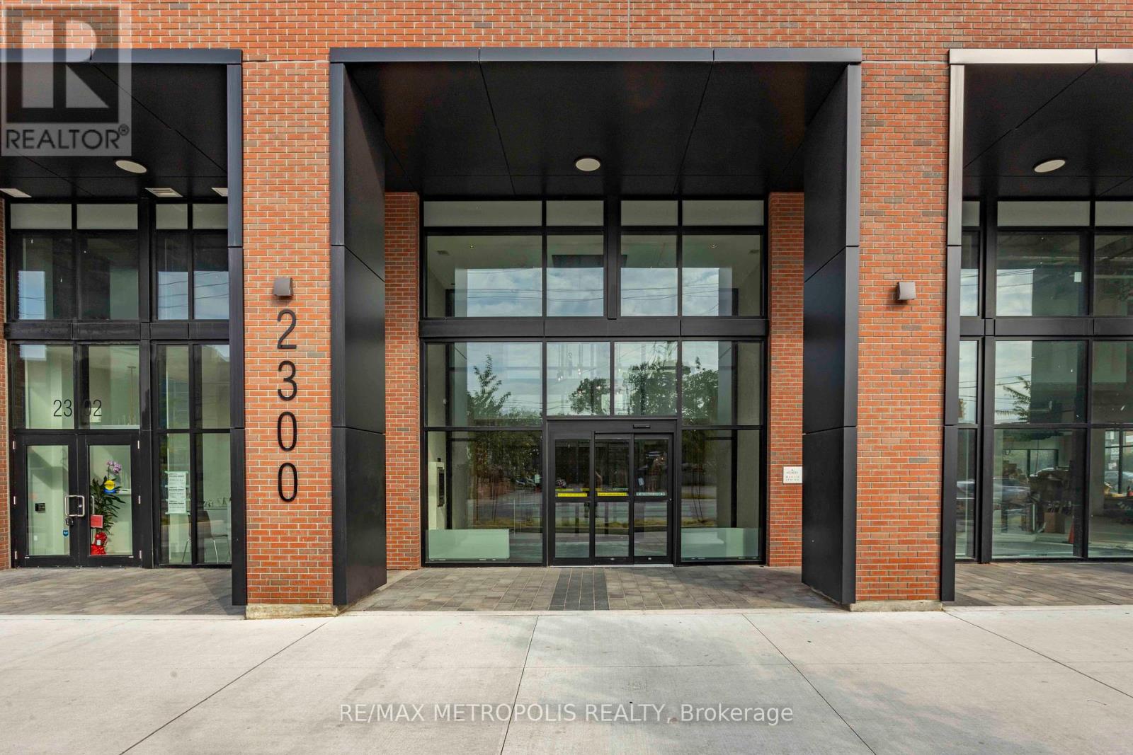 307 - 2300 St Clair Avenue W, Toronto, Ontario  M6N 0B3 - Photo 2 - W12024724