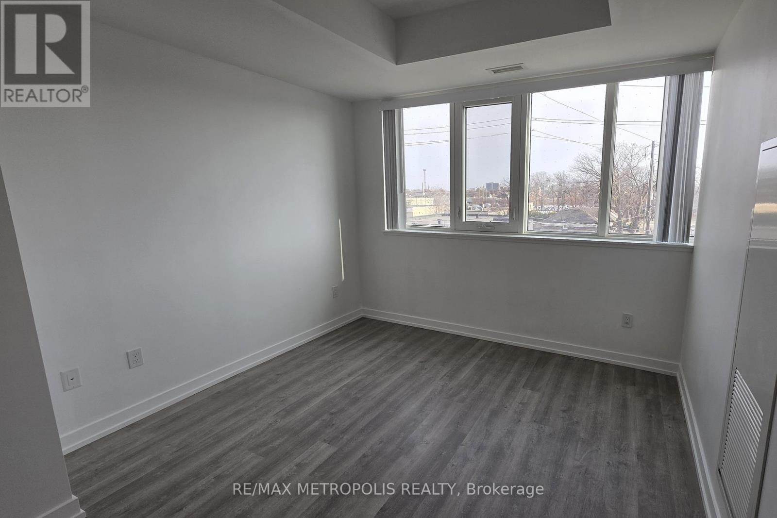 307 - 2300 St Clair Avenue W, Toronto, Ontario  M6N 0B3 - Photo 4 - W12024724