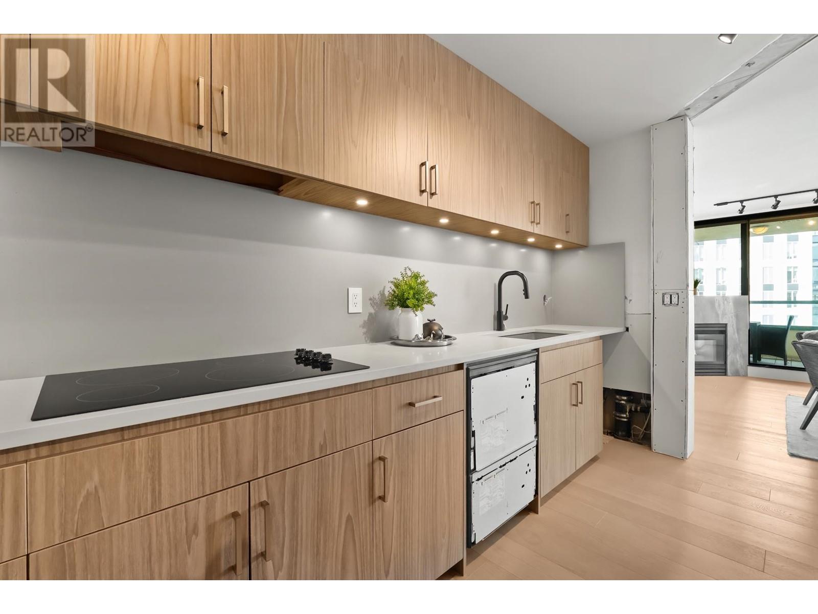 6d 328 Taylor Way, West Vancouver, British Columbia  V7T 2Y4 - Photo 1 - R2978868
