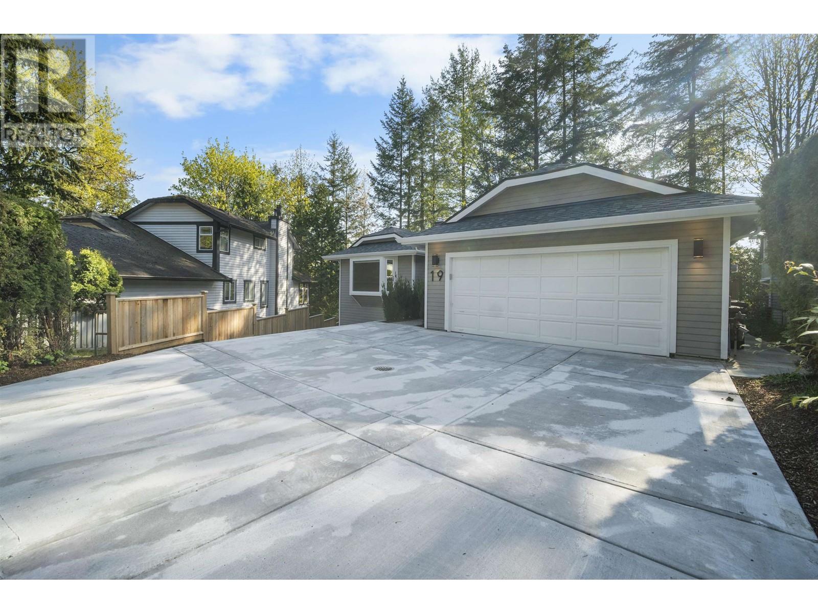 19 Arrow-Wood Place, Port Moody, British Columbia  V3H 4E9 - Photo 2 - R2978836