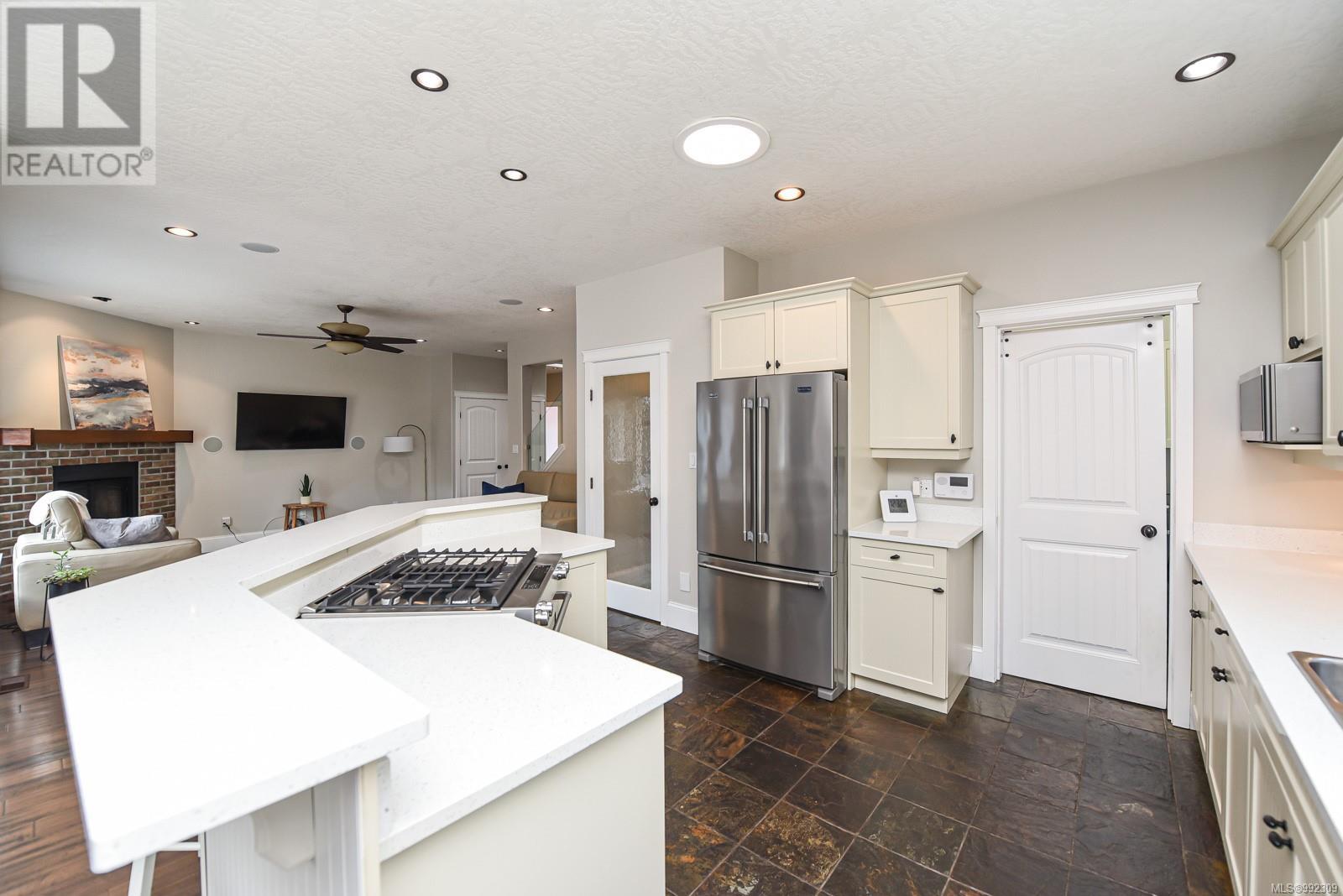 Property at 571 Edgewood Dr image 5