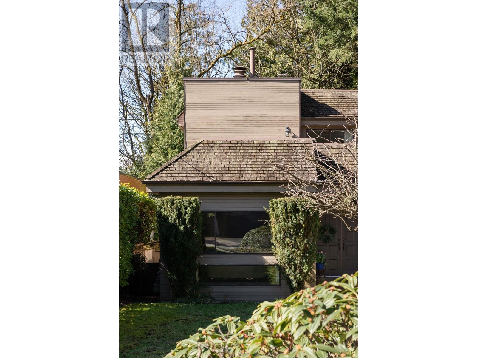 2221 Bowser Avenue, North Vancouver, British Columbia  V7P 2Z1 - Photo 2 - R2978342