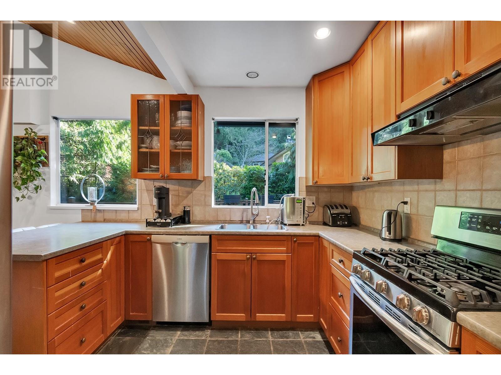 5325 Marine Drive, West Vancouver, British Columbia  V7W 2P5 - Photo 12 - R2978568