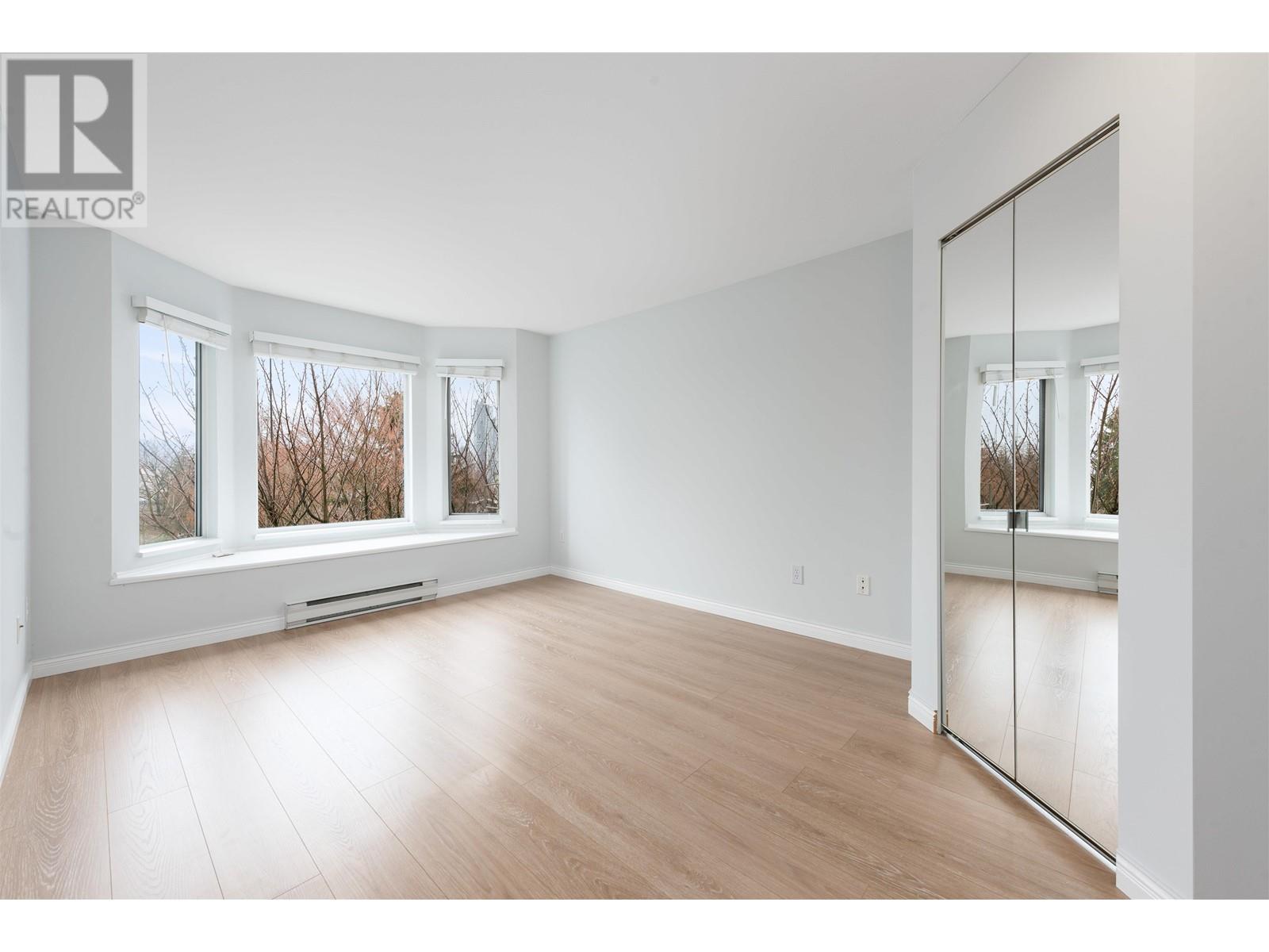 Listing Picture 10 of 18 : 308 3733 NORFOLK STREET, Burnaby / 本拿比 - 魯藝地產 Yvonne Lu Group - MLS Medallion Club Member