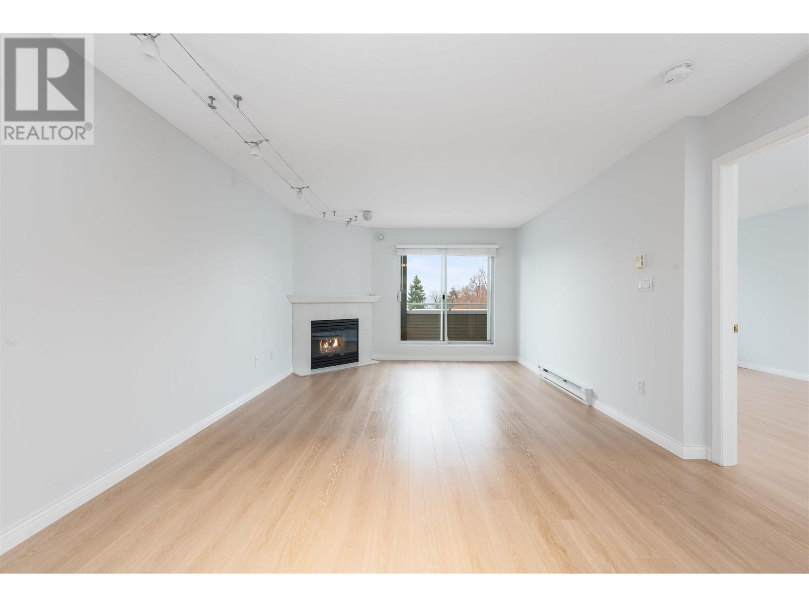 Listing Picture 2 of 18 : 308 3733 NORFOLK STREET, Burnaby / 本拿比 - 魯藝地產 Yvonne Lu Group - MLS Medallion Club Member