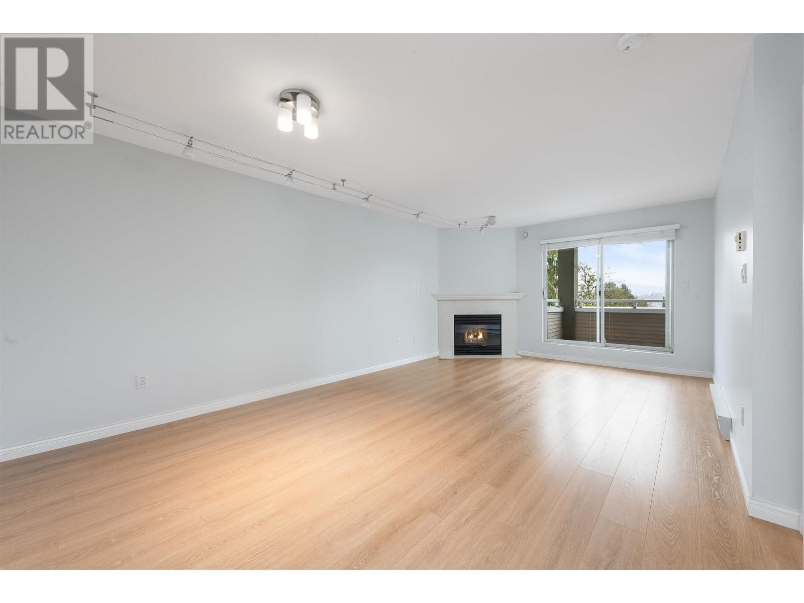 Listing Picture 3 of 18 : 308 3733 NORFOLK STREET, Burnaby / 本拿比 - 魯藝地產 Yvonne Lu Group - MLS Medallion Club Member