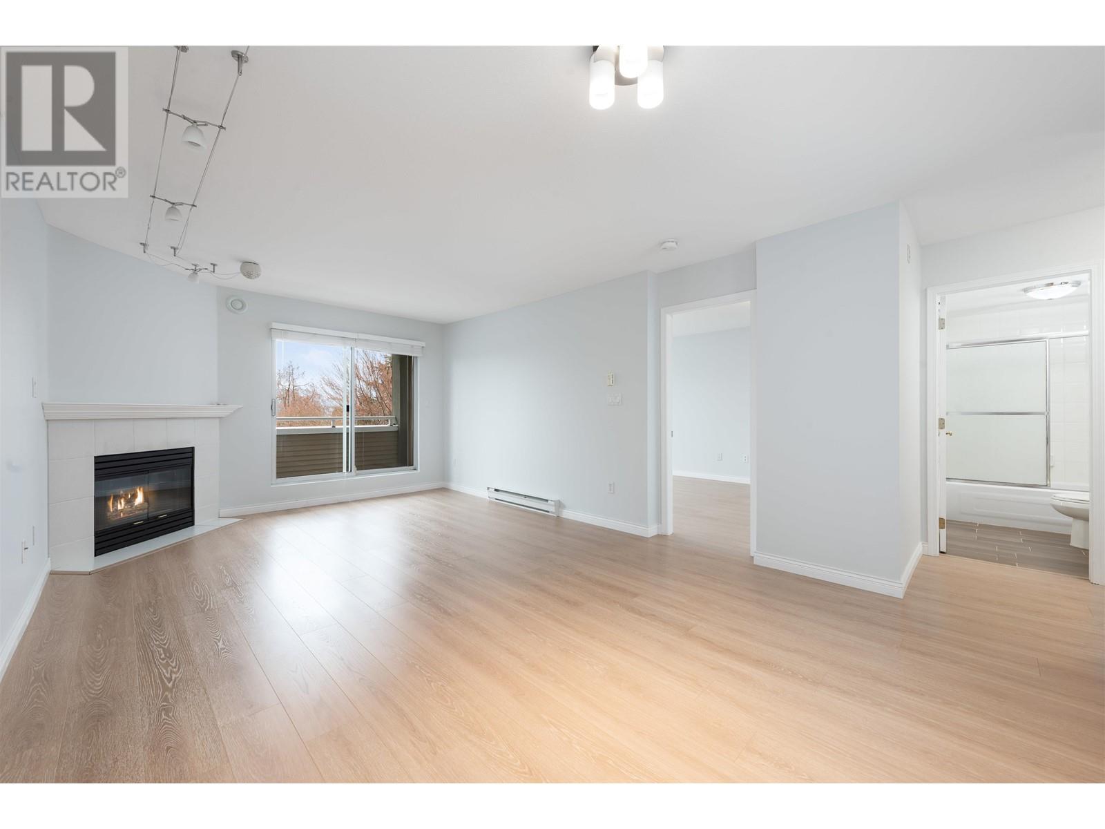 Listing Picture 4 of 18 : 308 3733 NORFOLK STREET, Burnaby / 本拿比 - 魯藝地產 Yvonne Lu Group - MLS Medallion Club Member