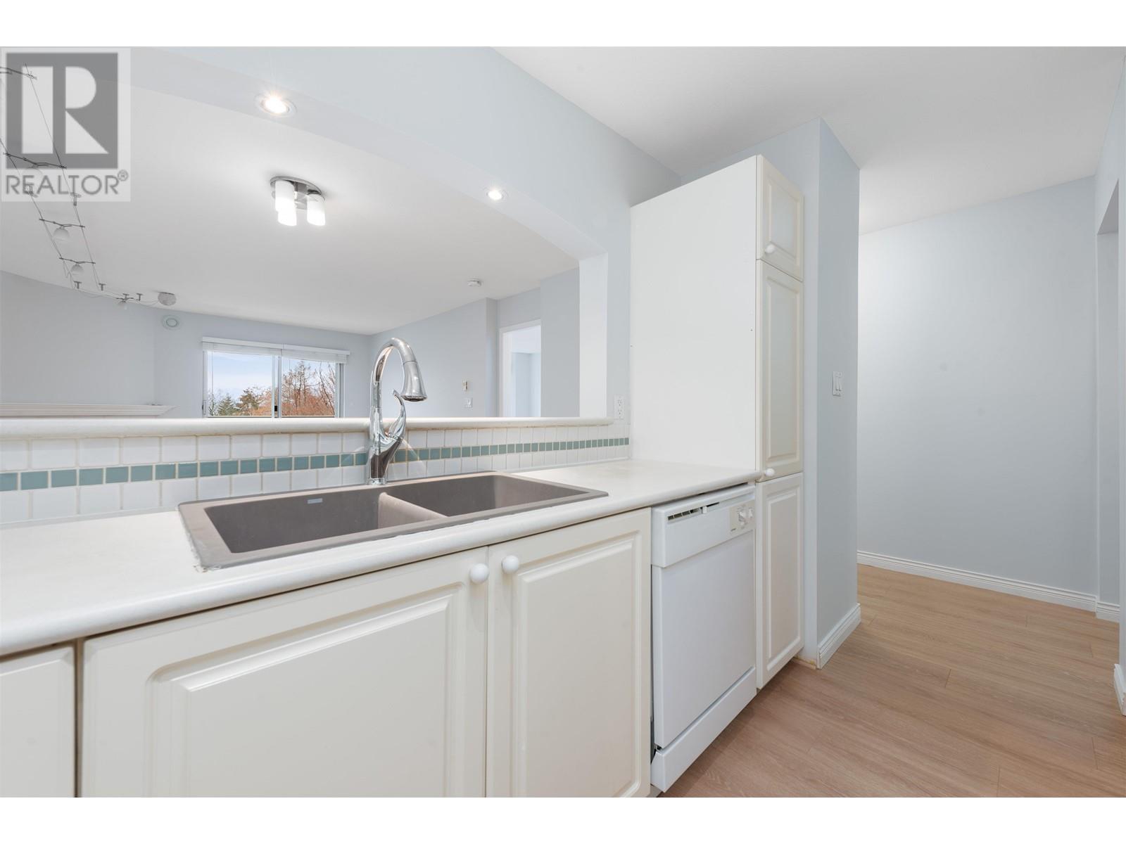 Listing Picture 7 of 18 : 308 3733 NORFOLK STREET, Burnaby / 本拿比 - 魯藝地產 Yvonne Lu Group - MLS Medallion Club Member