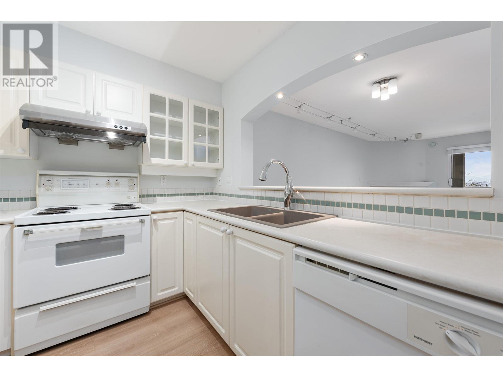 Listing Picture 8 of 18 : 308 3733 NORFOLK STREET, Burnaby / 本拿比 - 魯藝地產 Yvonne Lu Group - MLS Medallion Club Member