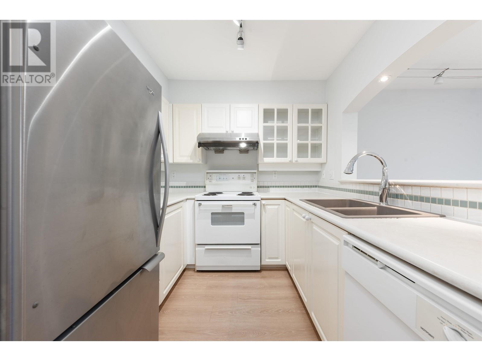 Listing Picture 9 of 18 : 308 3733 NORFOLK STREET, Burnaby / 本拿比 - 魯藝地產 Yvonne Lu Group - MLS Medallion Club Member