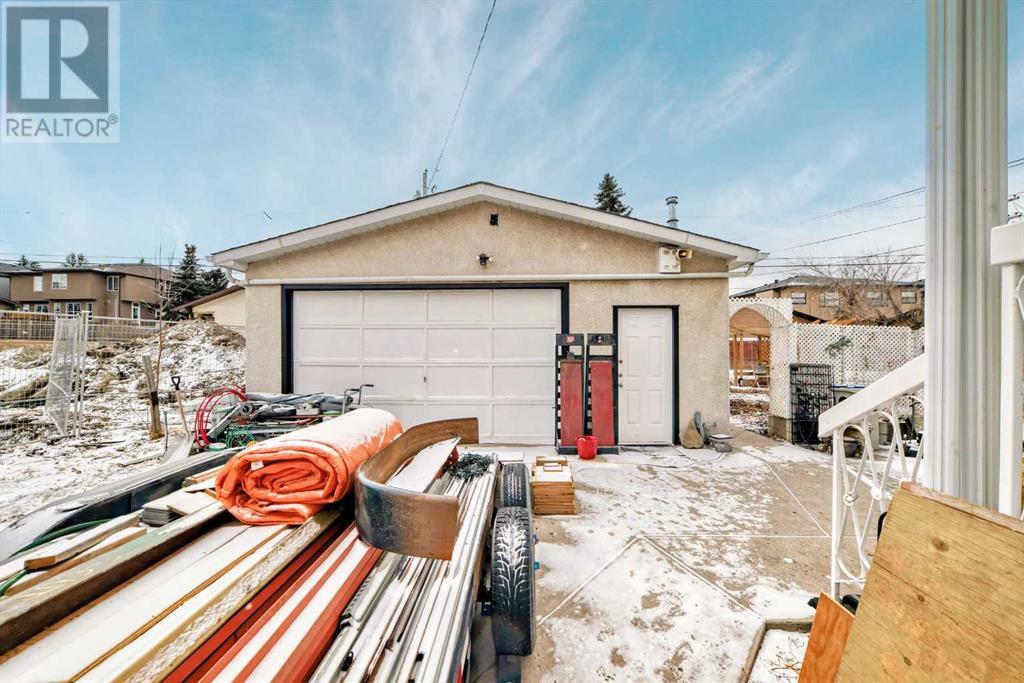 Property at 233 27 Avenue NE image 3