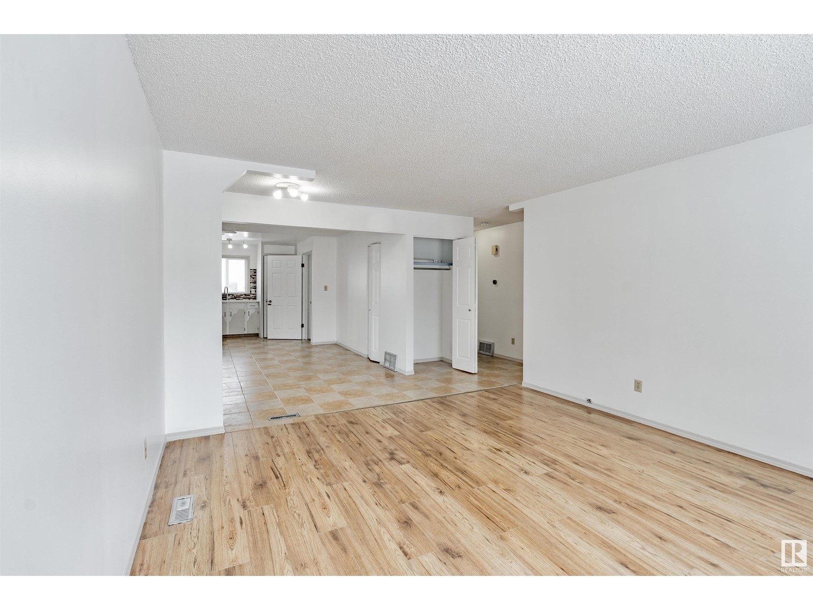 Property at 4109 38 ST NW image 3