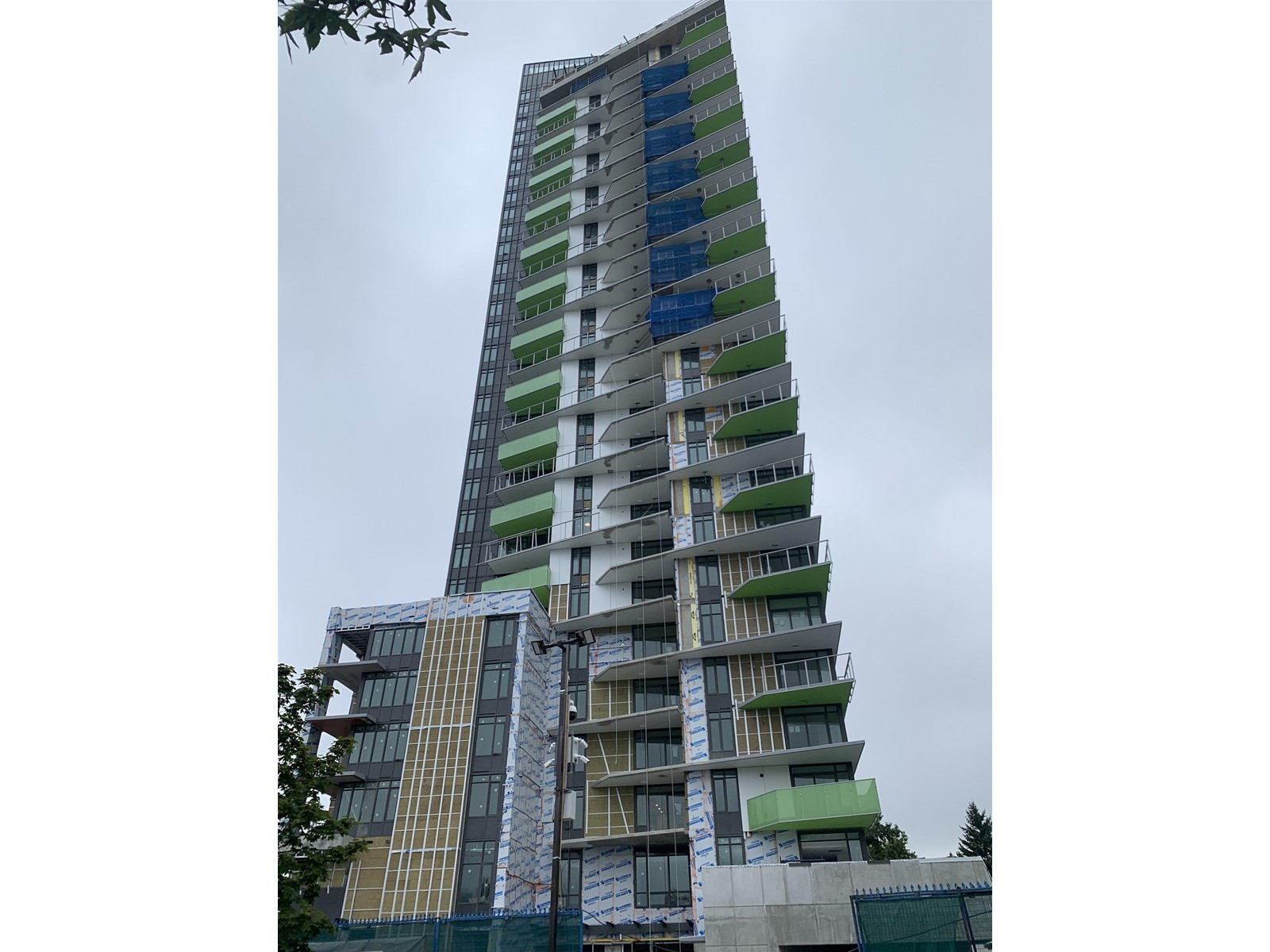 1808 10428 Whalley Boulevard, Surrey, British Columbia  V3T 1W6 - Photo 1 - R2978857
