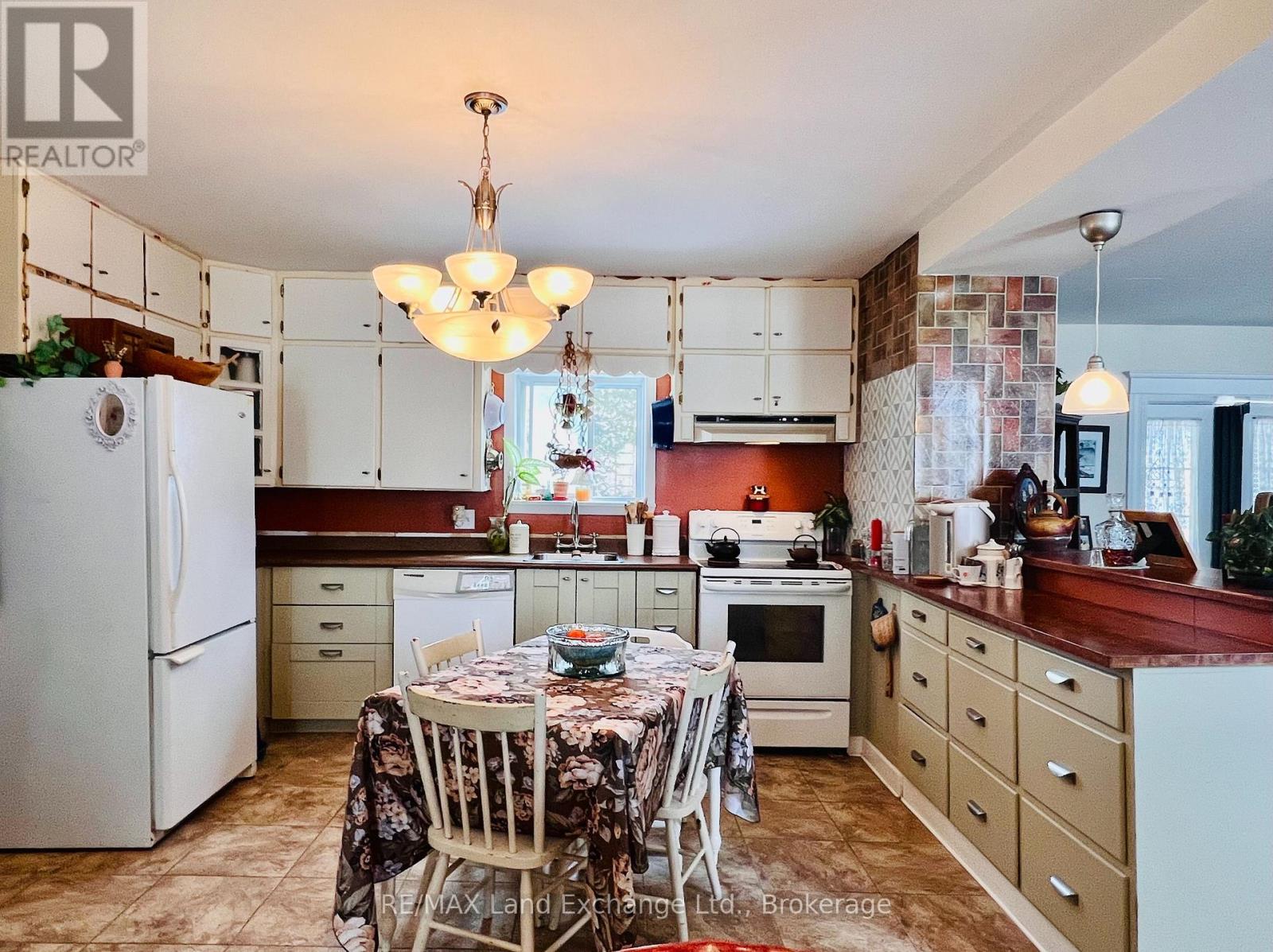 Property at 643 ELGIN STREET image 4