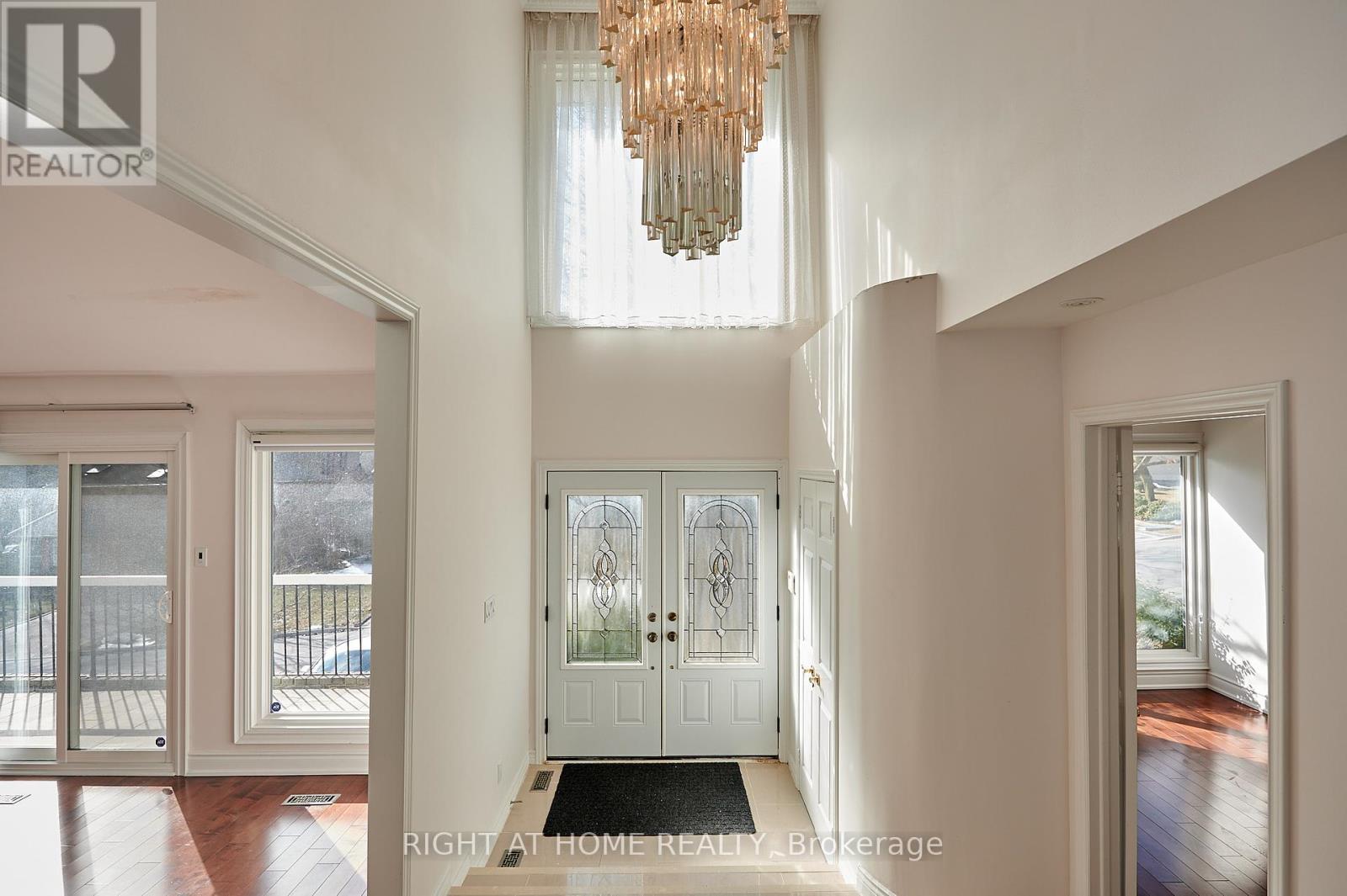 6 Equestrian Court, Toronto, Ontario  M2H 3M9 - Photo 3 - C12024969