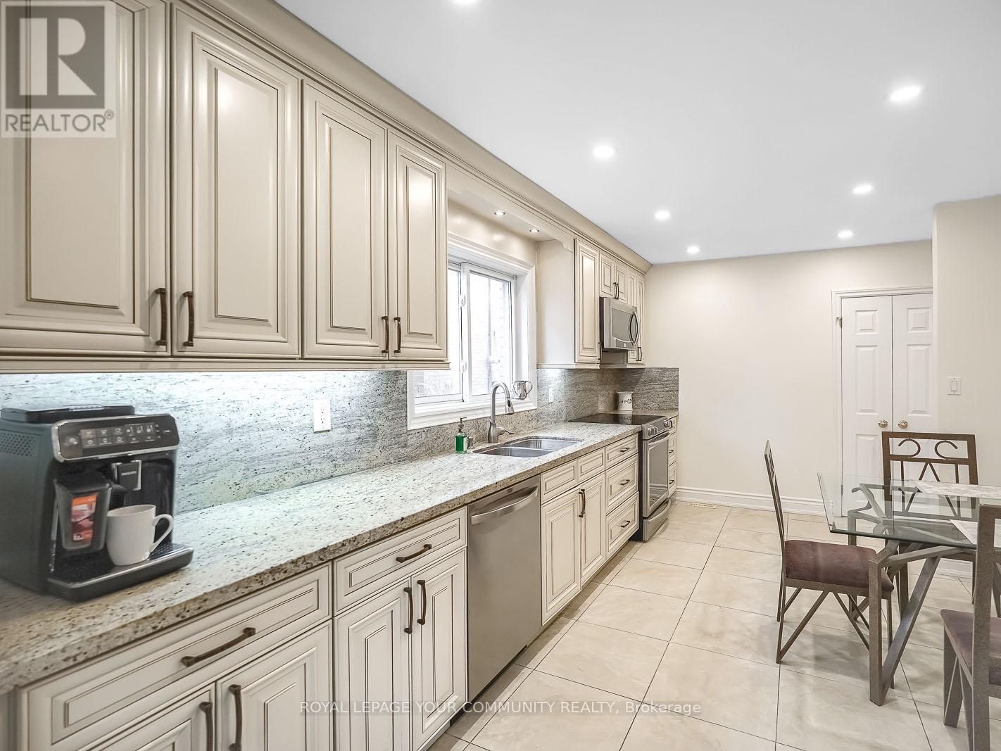 Property at 46 FONTAINBLEAU DRIVE image 4