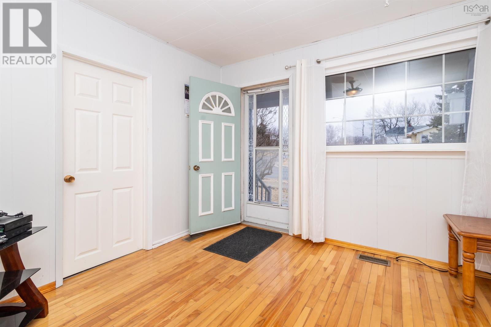 3461 Macleod Avenue, New Waterford, Nova Scotia  B1H 1K5 - Photo 6 - 202505118