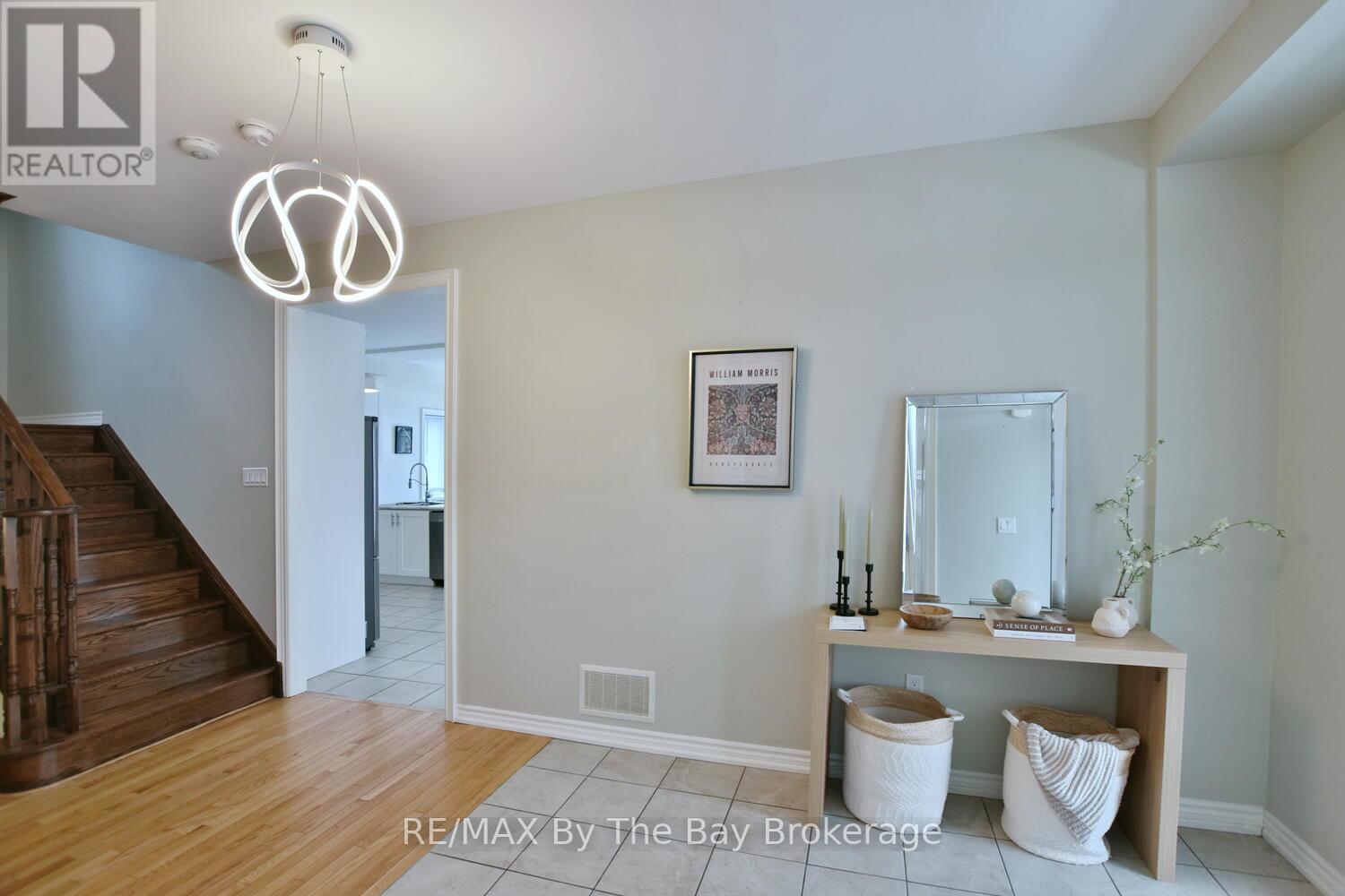 52 Pearl Street, Wasaga Beach, Ontario  L9Z 0G8 - Photo 3 - S12019668
